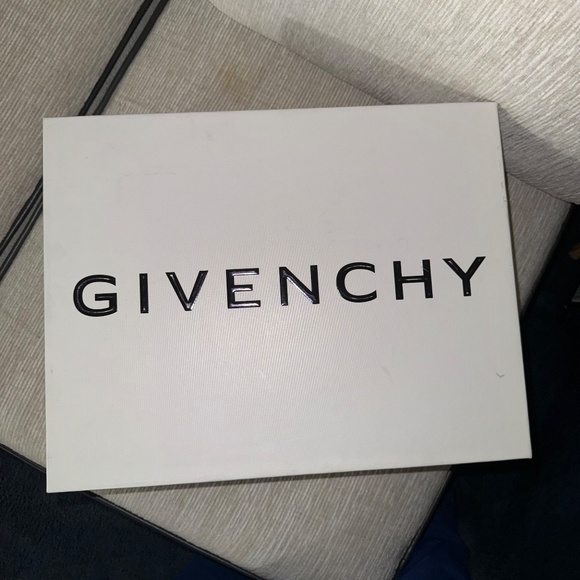 GIVENCHY - Picture 5 of 7